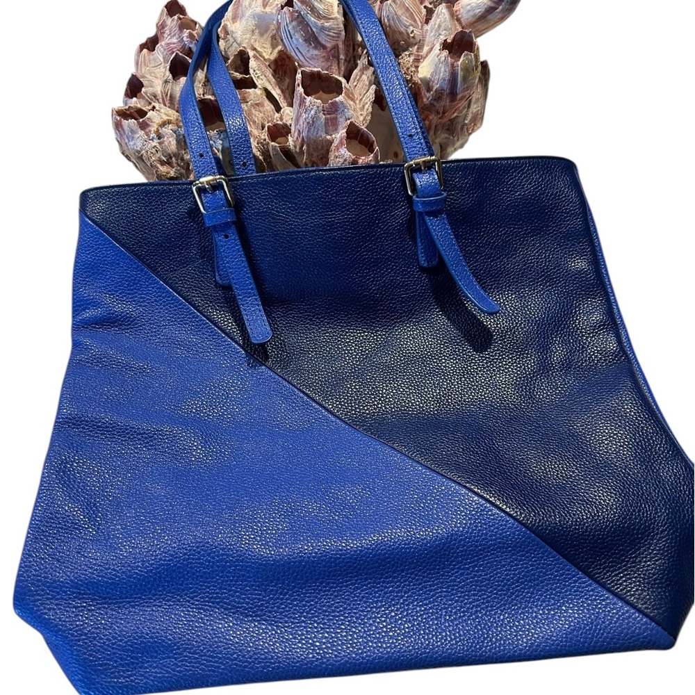 Beautiful Michelle Vale Blue and Black Color Blocked Leather Tote Bag